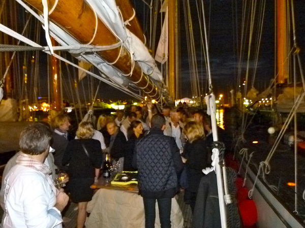 Beaucoup de monde à bord pour déguster le champagne Henriot Brut Souverain et fêter les victoires du Nan